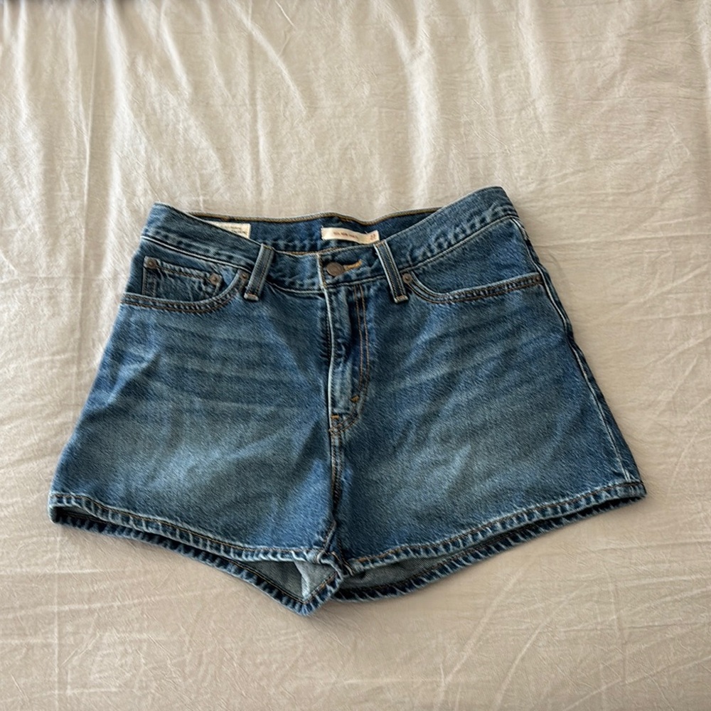 Levi’s • 80s Mom Shorts